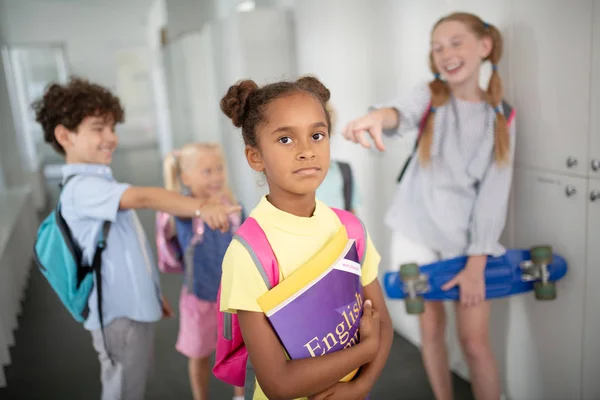 Afroamerikansk Skolflicka känner sig förolämpad i skolan — Stockfoto