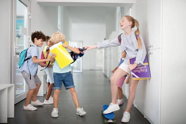 Kinder beleidigen und schikanieren Jungen in der Nähe von Schließfächern — Stockfoto