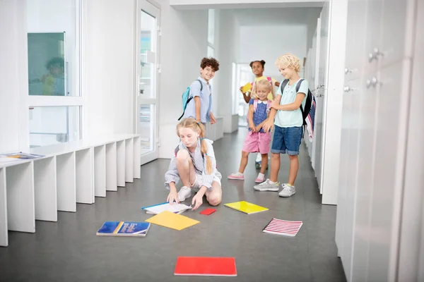 Enfants grossiers poussant et offensant pauvre fille — Photo