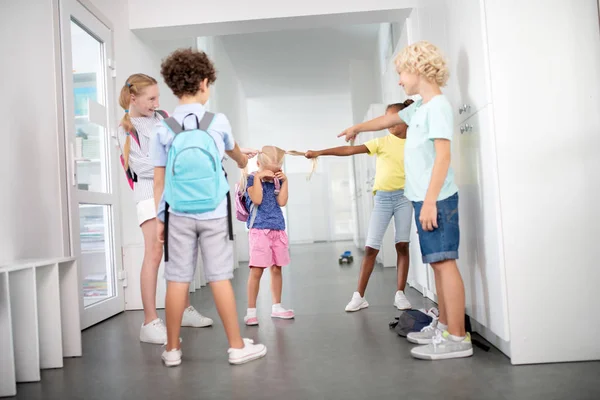 Rude elever mobbning stackars lilla flickan i korridoren — Stockfoto