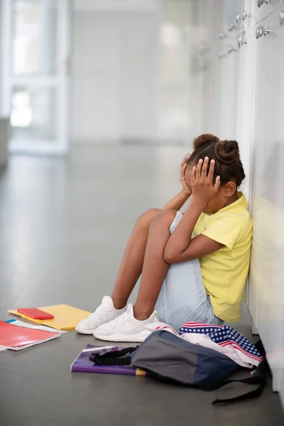 Niña afroamericana llorando después del acoso escolar — Foto de Stock