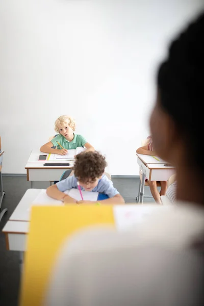 Kinderen op te merken tijdens het luisteren naar leraar — Stockfoto