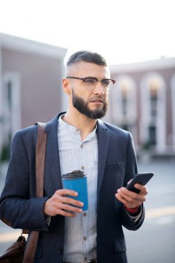 İletiyi okuduktan sonra düşünceli hisseden işadamı