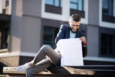 Gıda teslimatı aldıktan sonra çantaya bakan işadamı