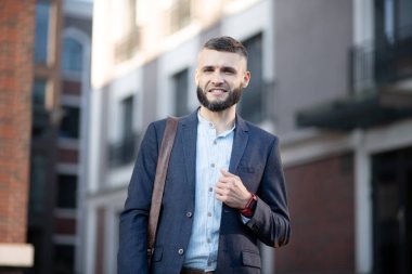 Ofise yürüyen akıllı saat giyen genç adam