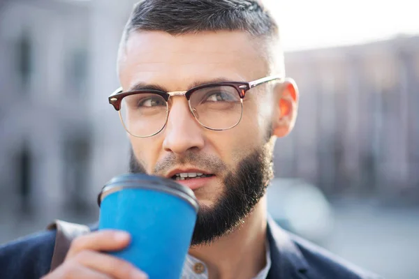 Kontorsarbetare dricker kaffe innan du går in i kontoret — Stockfoto