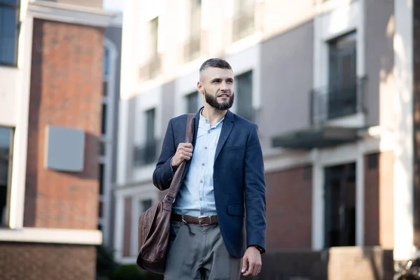Ofise yürüyen kahverengi deri çantalı adam — Stok fotoğraf