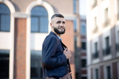 Sabah ofise yürürken iyi bir ruh hali olan adam