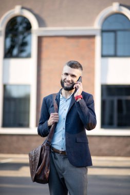 İşadamı yürüyor ve akşam karısını arıyor