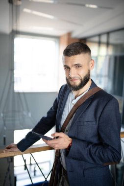 Ofis çalışanı küçük bir mola zevk ve kız arkadaşı mesajlaşma