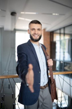 Gülümseyen adam yeni meslektaşı ile tanışıyor