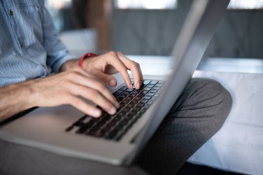 Çok fazla görev varken freelancer çok çalışıyor