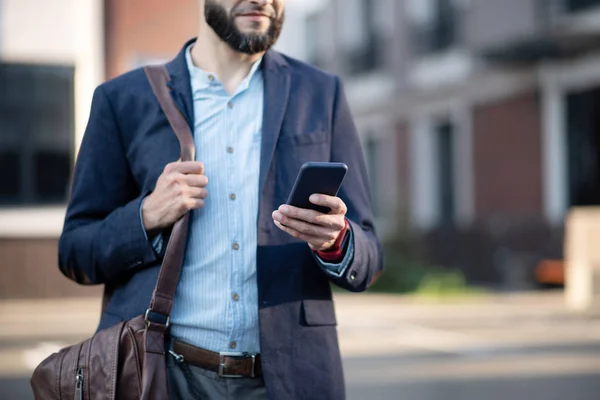 Upptagen skäggiga affärsman läsa meddelande på telefon — Stockfoto