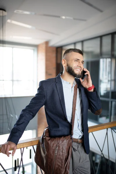 Homme d'affaires portant un sac à main marron parlant par téléphone — Photo