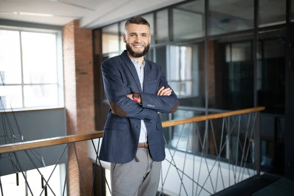 Zakenman draagt stijlvolle jas gevoel opgewonden en gemotiveerd — Stockfoto