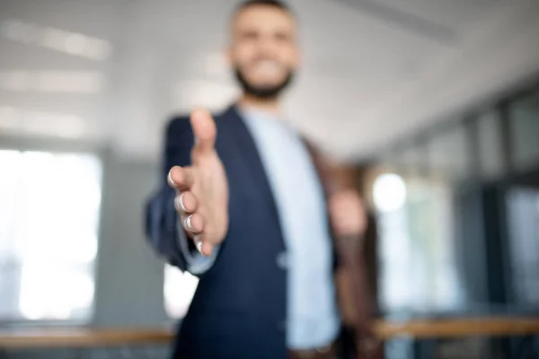 Бизнесмен протягивает руку во время встречи с партнером — стоковое фото