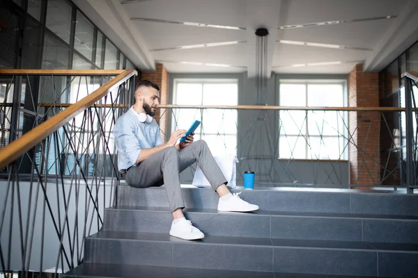 Hombre leyendo e-book en la tableta y beber café — Foto de Stock