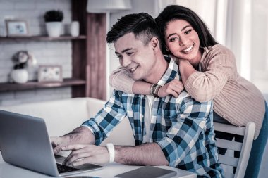 Gülümseyen sevimli çift sıkıca birbirlerine sarılma