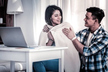 Düşünceli kısa saçlı adam kız arkadaşı kapsayan