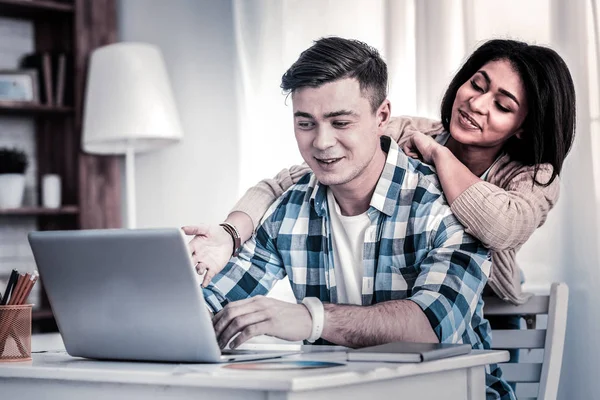 Agradable pareja abrazándose juntos y mirando en la pantalla — Foto de Stock