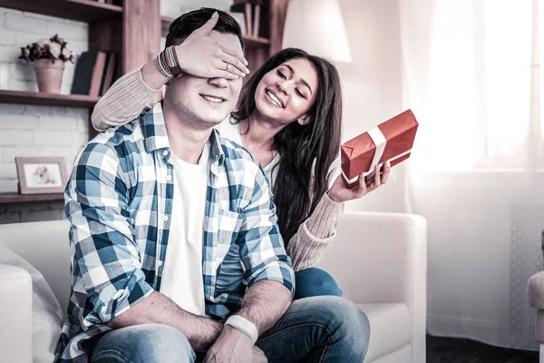 Donna sorridente dai capelli lunghi con una scatola splendidamente decorata — Foto Stock