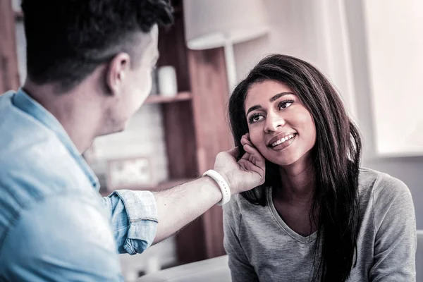 Doordachte man zachtjes aanraken gezicht van zijn vrouw — Stockfoto