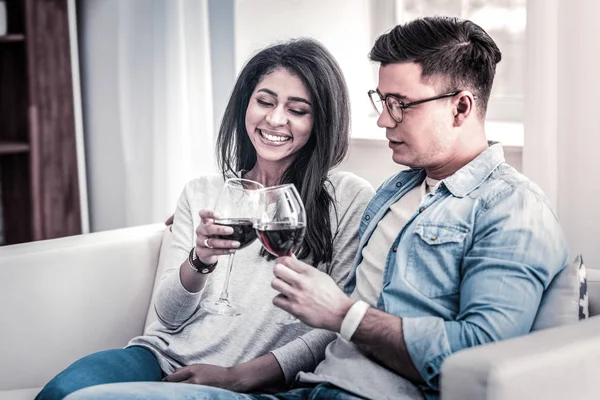 Agradable pareja pasando tiempo juntos con copas de vino — Foto de Stock