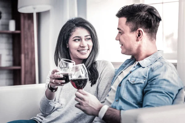 Mujer afroamericana abiertamente sonriente tintineando copas de vino — Foto de Stock