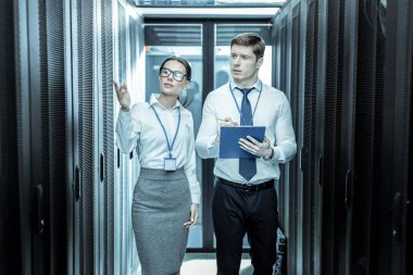 Bir istihbarat teşkilatından iki profesyonel dinleme ile çalışıyor