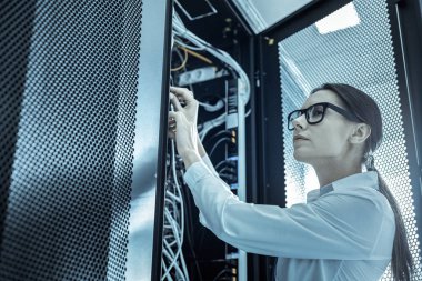 Güvenlikten koyu saçlı kadın dinlemeden veri elde ediyor