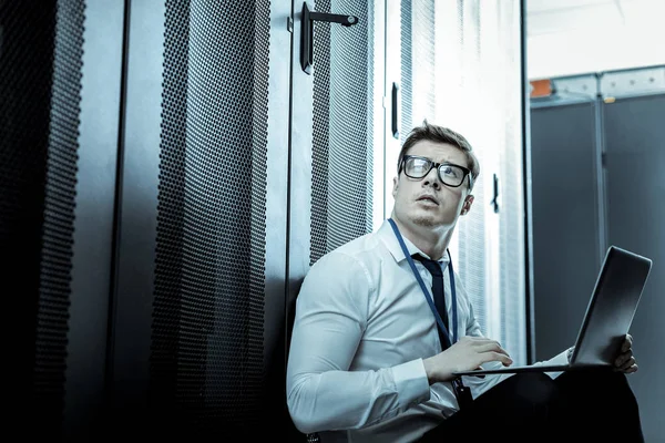 Professioneel in een blauw shirt op zoek attent — Stockfoto