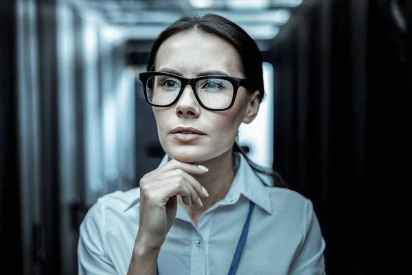 Profesional de cabello oscuro de la agencia de inteligencia con gafas que parecen reflexivas —  Fotos de Stock