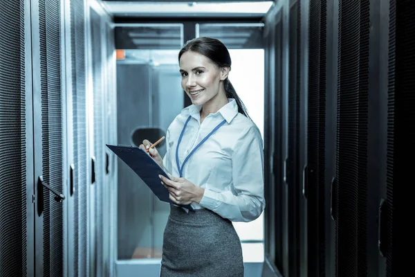 Mulher bonita em uma saia se sentindo bem no local de trabalho — Fotografia de Stock