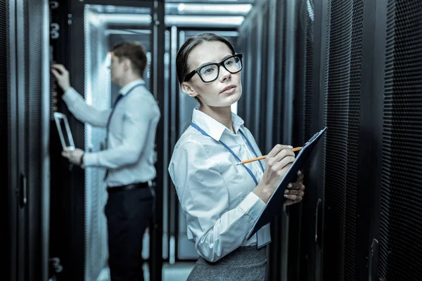 Trabalhadores de uma agência de informações que observam os dados do equipamento — Fotografia de Stock