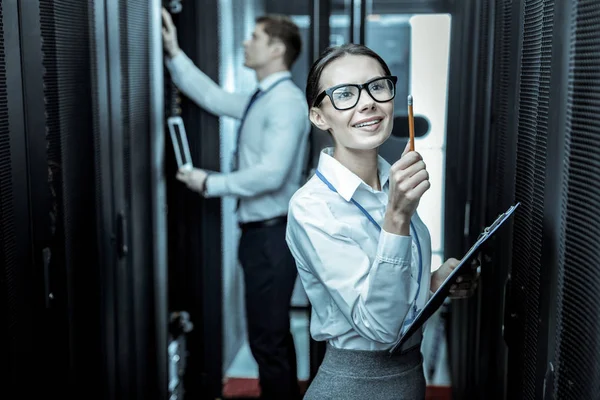 Sonriente dama con una sensación de cuaderno emocionado — Foto de Stock