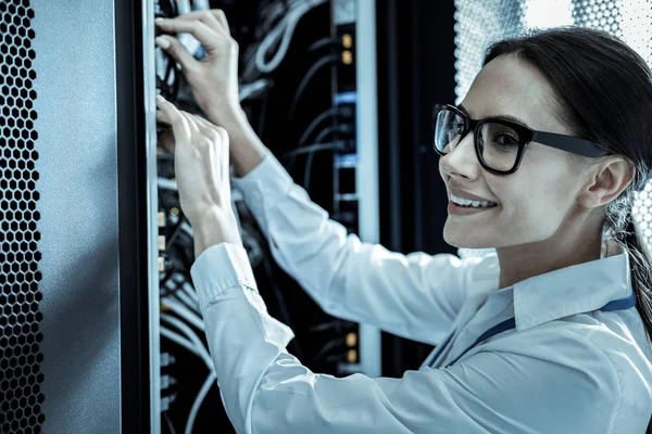 Sonriente dama de seguridad terminando el trabajo con el alambre-tapping —  Fotos de Stock