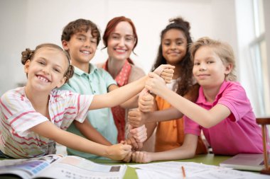 Işınlama ve mutlu okul çocukları ve öğretmen oyun oynarken