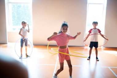 Hula-hoop yuvarlarken koyu tenli kız inanılmaz hissediyorum