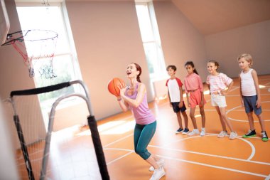 Kızıl saçlı Pe öğretmen sepete topu atma