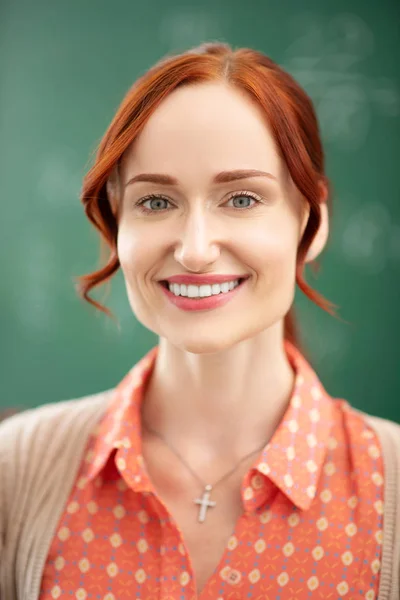 Apelando profesor pelirrojo sonriendo mientras se siente emocionado —  Fotos de Stock