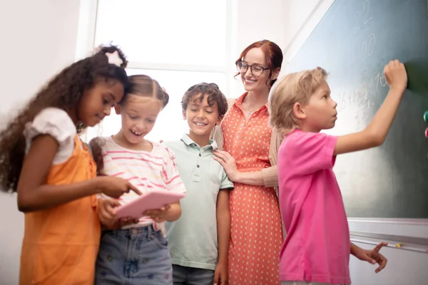 Enfants mignons se sentant divertis pendant les cours de mathématiques — Photo