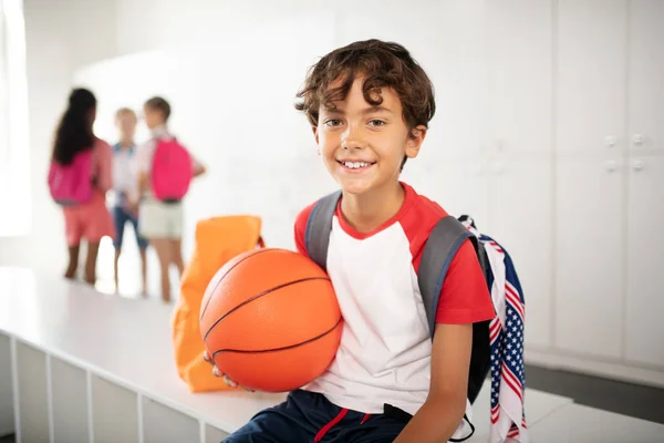 Alegre colegial sentirse emocionado antes de clase PE — Foto de Stock