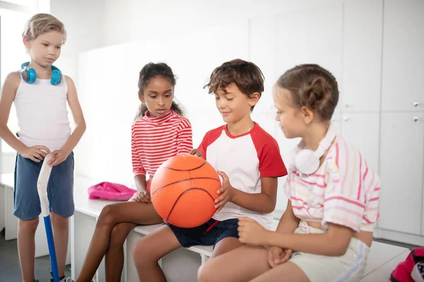 Les enfants se sentent excités avant de jouer au basket à PE classe — Photo