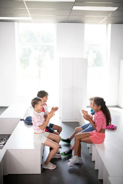 Niños aplaudiendo y divirtiéndose antes de clase PE — Foto de Stock