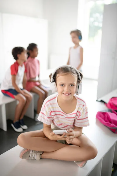 Chica alegre sentirse bien mientras escucha la canción favorita — Foto de Stock