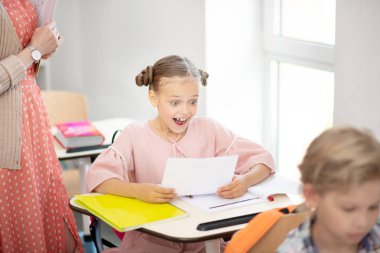 Kız mutlu ve iyi bir işaret gördükten sonra şaşırttı hissi