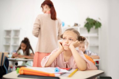 Test yazmadıktan sonra üzgün duygusu koyu saçlı kız