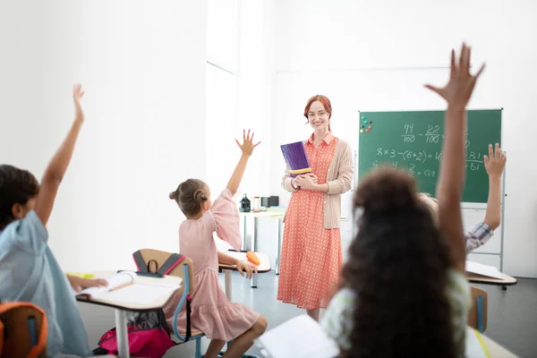 Enseignant se sentant heureux tandis que tous les enfants ayant la réponse — Photo