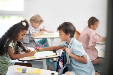 Sevimli çocuk zor matematik testi ile arkadaşına yardım