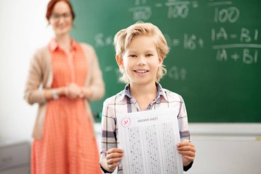 Mükemmel bir not aldıktan sonra öğrenci mutlu hissediyor